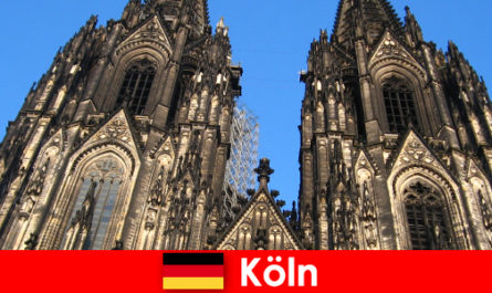 Немски семейни почиващи с деца обичат да пътуват до град Кьолн