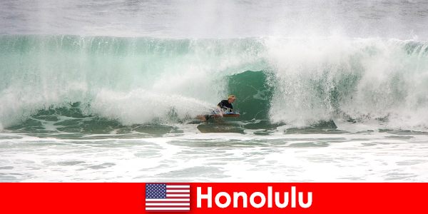 Островен рай Хонолулу предлага перфектни вълни за любители и професионални сърфисти
