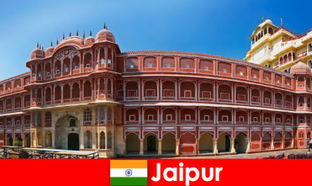 Повечето необичайни архитектури привличат много туристи в Джайпур