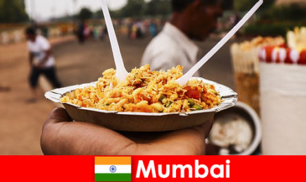 Мумбай е място, известно на туристите заради своите улични търговци и храна