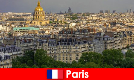 Туристите обичат центъра на Париж с неговите изложби и художествени галерии