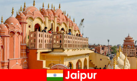 Впечатляващи дворци и най-новата мода могат да намерят туристи в Джайпур от Индия