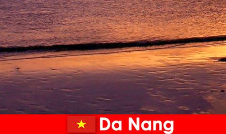 Да Нанг е крайбрежен град в централната част на Виетнам и е популярен със своите пясъчни плажове