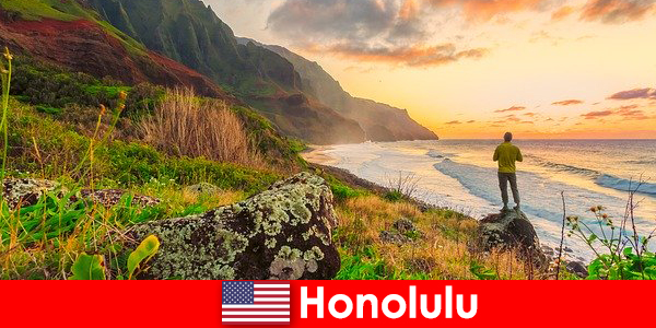 Хонолулу е известен с плажовете, океана, залезите за уелнес и ваканционни почивки