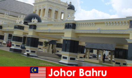 Джохор Бару, градът на пристанището не само привлича вярващите в старата джамия, но и туристи