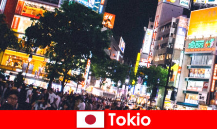 Токио за почиващите в трептящите неонови светлини в града перфектният нощен живот