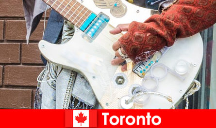 Непознатите обичат Торонто заради неговата отвореност към музикалната сцена на всички култури
