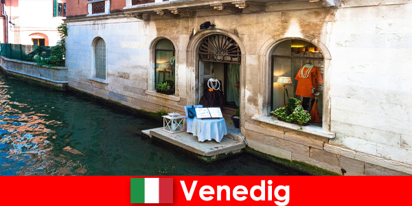Чисто пътуване за пазаруване на туристи в стария град на Венеция в Италия