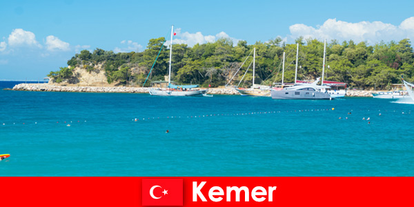 Обиколка с лодка и горещи партита за млади туристи в Кемер, Турция