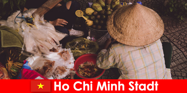 Чужденците опитват разнообразието от щандове за храна във Хошимин Сити Виетнам