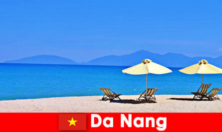 Пакетните туристи се отпускат на лазурните плажове в Дананг Виетнам