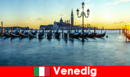 Мечтаният меден месец за двойки в плаващия град Венеция, Италия