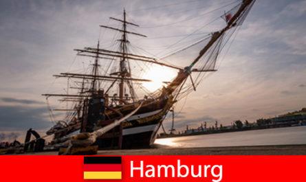 Германия Слизат в пристанището на Хамбург до рибния пазар за туристически гастрономи