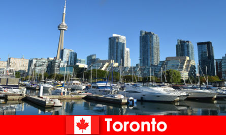 Торонто в Канада е модерен метрополис край морето, много популярен сред туристите в града