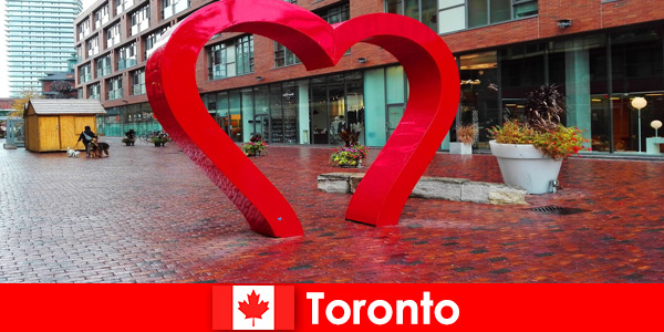 Торонто Канада като колоритен град се преживява от чуждестранните посетители като мултикултурен метрополис