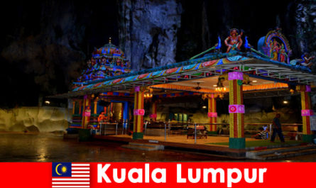 Куала Лумпур Малайзия дава на пътниците дълбока представа за древните варовикови пещери