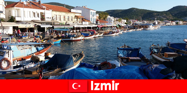 Активните пътници пътуват между града и плажа в Измир, Турция