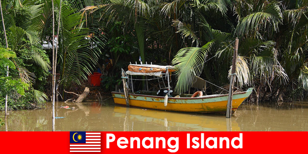 Пътуване на дълги разстояния за туристи от джунглата на остров Пенанг в Малайзия