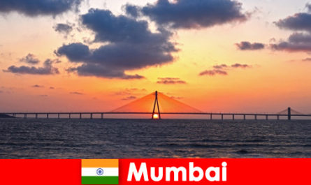 Пътуващите в Азия са ентусиазирани от модерността и традициите в Мумбай Индия