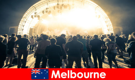 Непознати посещават всяка година безплатните концерти на открито в Мелбърн, Австралия
