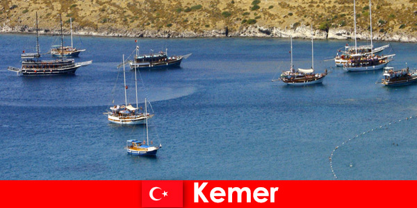 Приключенско пътуване с лодка в Кемер Турция за влюбени двойки и семейства