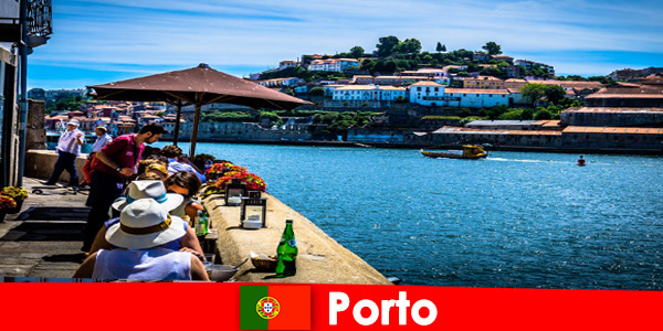 Дестинация за къси туристи до големите рибни ресторанти на пристанището в Порто Португалия