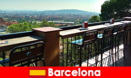 Чисто усещане за голям град за посетители на Барселона Испания с барове, ресторанти и арт сцена