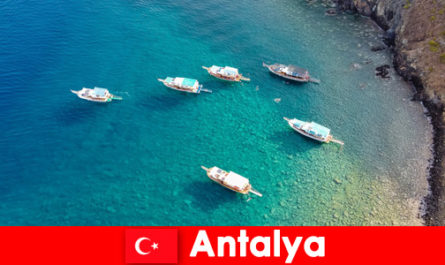 Туристите използват последното време на слънце за почивка в Анталия Турция