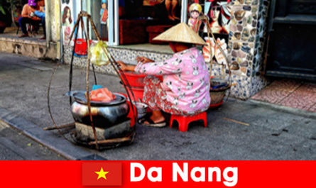 Непознати се потапят в света на уличната кухня на Да Нанг Виетнам
