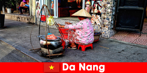 Непознати се потапят в света на уличната кухня на Да Нанг Виетнам