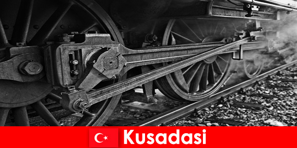 Хоби туристи посещават музея на старите локомотиви на открито в Кушадасъ Турция
