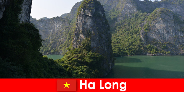 Вълнуващи обиколки и пещери за почиващите в Ха Лонг Виетнам