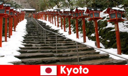Красива зимна природа в Киото Япония за спа почиващите