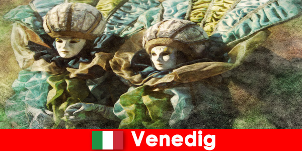 Карнавален спектакъл за туристи в лагуната на град Венеция Италия
