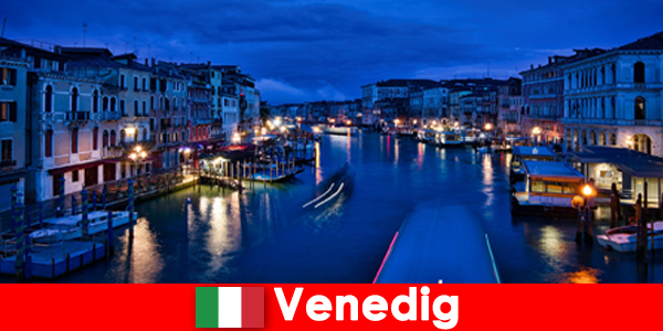 Италия Венеция Страстни жени като спътници на атрактивни разходки с лодка