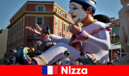 Пътуване за карнавалисти със семейството до традиционния карнавален парад в Ница, Франция