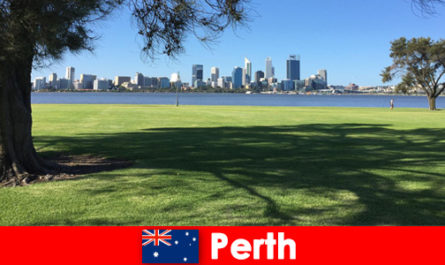 Приключенско пътуване с приятели през градския пейзаж в Пърт, Австралия