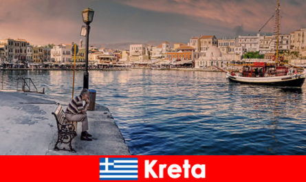 Туристите в Крит Гърция откриват вкусни специалитети и начин на живот