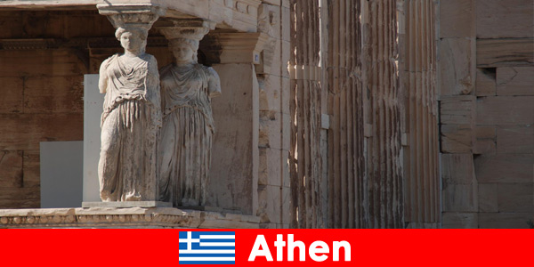 Статуи на богове и митове радват туристите в Атина, Гърция