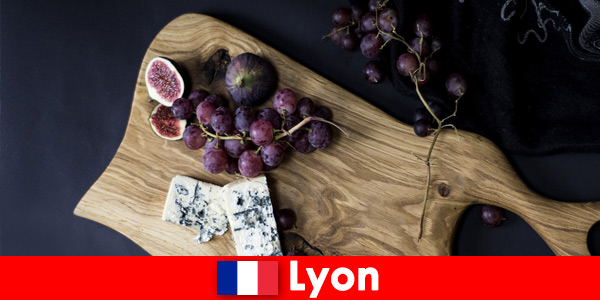 Насладете се на прясна кухня, приготвена от риба, сирене, грозде и много други в Лион Франция
