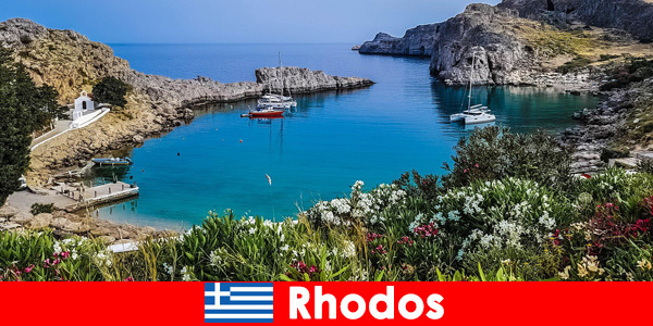 Туристите с раници преживяват природата отблизо в Родос, Гърция