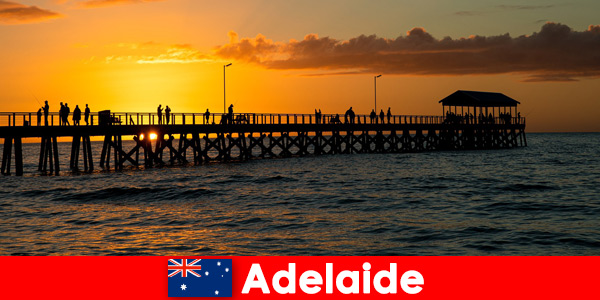Хиляди туристи посещават морския бряг в Аделаида, Австралия