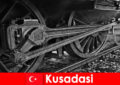 Хоби туристите посещават музея на открито на стари локомотиви в Кушадасъ Турция