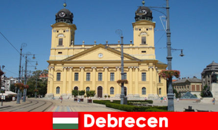 Туристите откриват изкуство и история в Дебрецен, Унгария