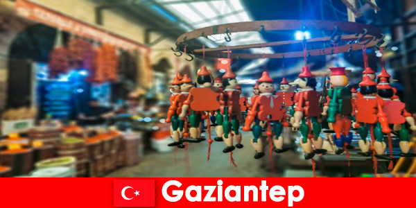 Пазарни търговци с ръчно изработени сувенири очакват туристите в Газиантеп Турция