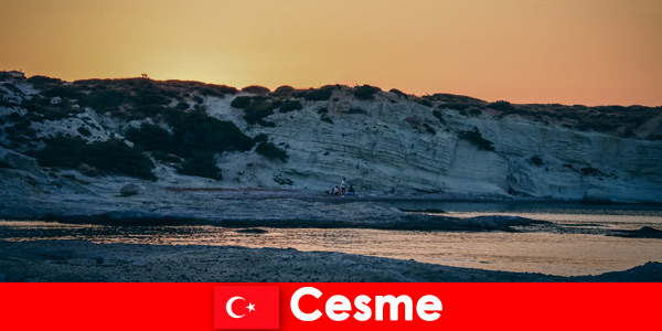 Почиващите обичат дългите разходки по плажа в Чешме Турция