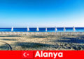 Препоръка: насладете се на почивка в Алания Турция с деца, плуващи на плажа