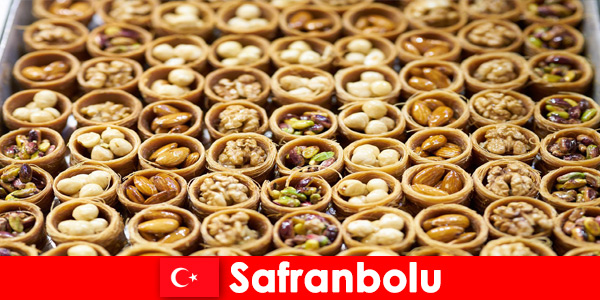 Сложни и разнообразни десерти подслаждат празника в Сафранболу Турция