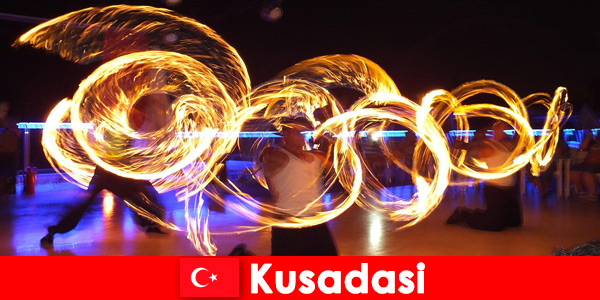 Вечерта има грандиозни представления за малки и големи в Кушадасъ Турция