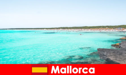 Страхотни заливи и кристално чиста вода за плуване в Майорка Испания